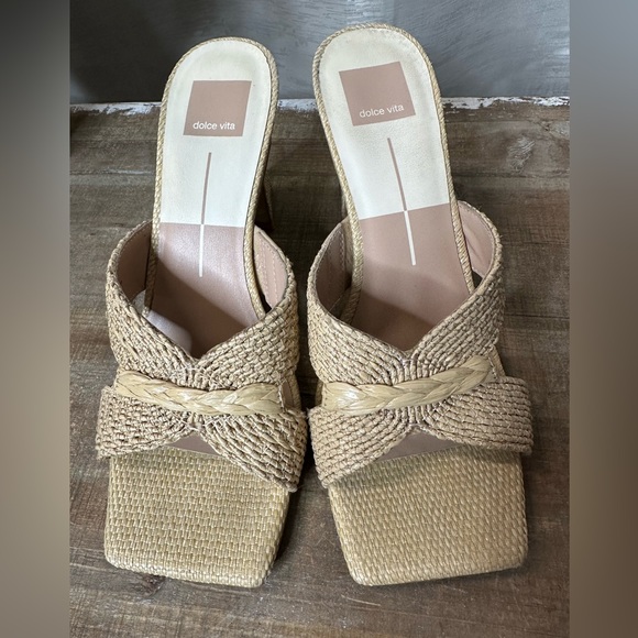 Dolce Vita women’s Nitro sandal in Natural tan Raffia with funky block heel - Picture 17 of 17